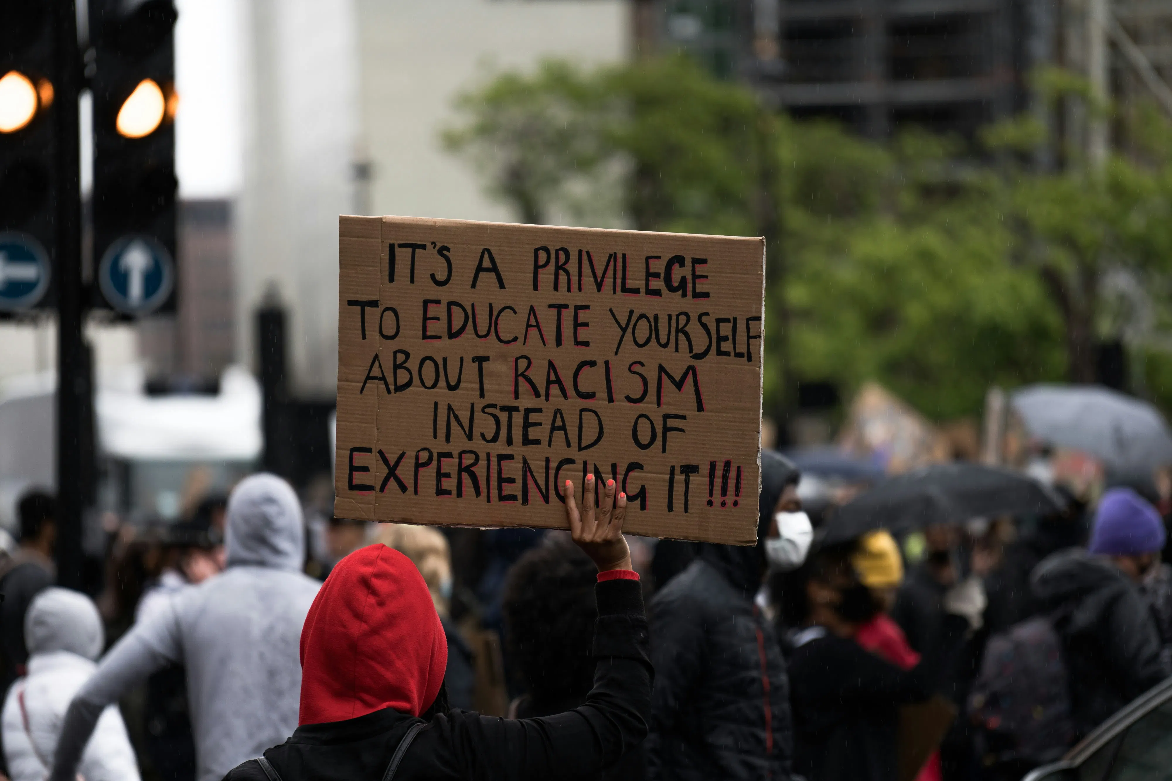 Apesar do racismo no Brasil, por que pessoas brancas ainda não percebem sua posição de privilégio social?